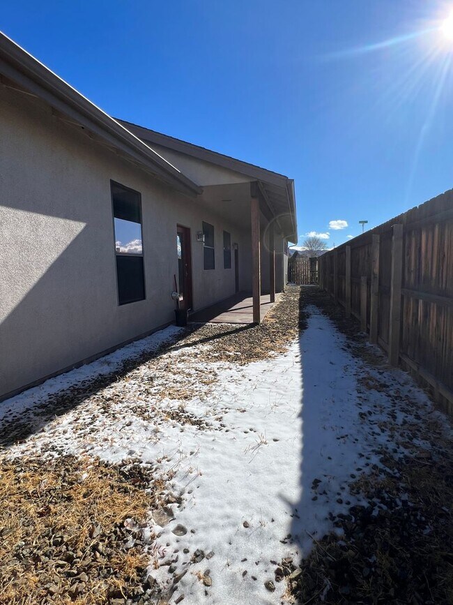 Building Photo - Charming , Single story 3 Bedroom , 2 Bath Home!