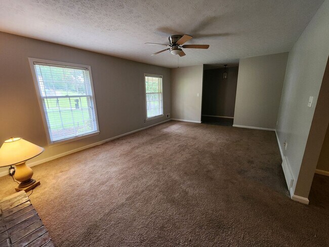 Building Photo - 3 Bedroom, 2 Bathroom Home