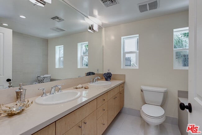 Building Photo - 831 S Curson Ave