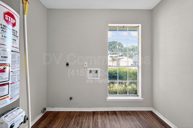 Building Photo - 15707 Lone Tree Dr