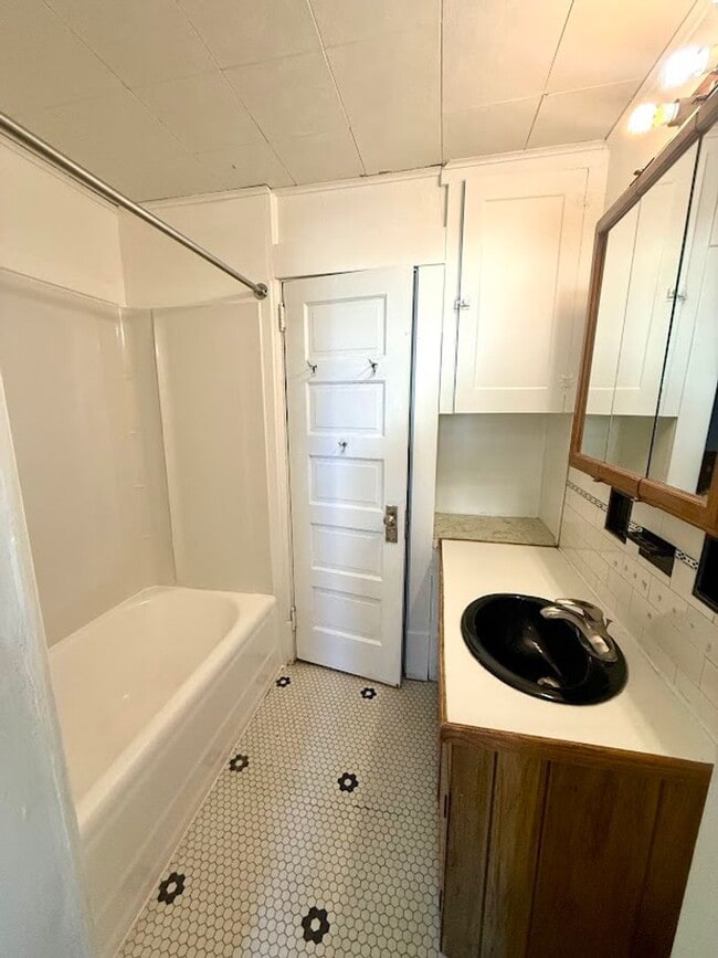 Building Photo - Fulton Rd Triplex