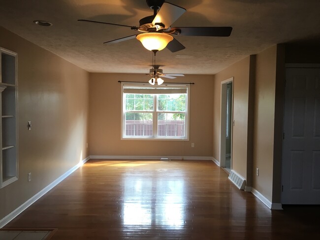 Building Photo - 320 Emmaus Cir