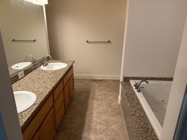 Building Photo - 16656 Pinecrest Ct