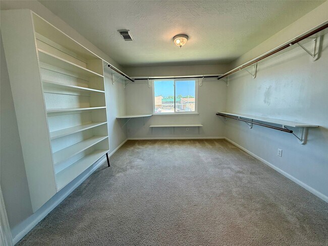 Building Photo - 6931 Echo Pines Dr