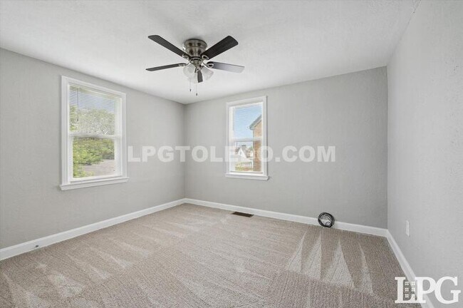 Building Photo - 928 W Gramercy Ave
