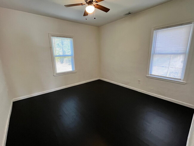 Building Photo - Available March 10th! Charming 2BR/1BA Duplex