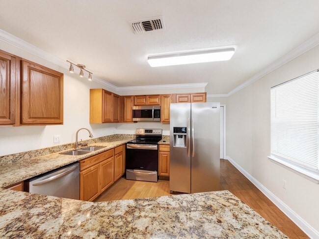 Building Photo - 806 Fairview Dr