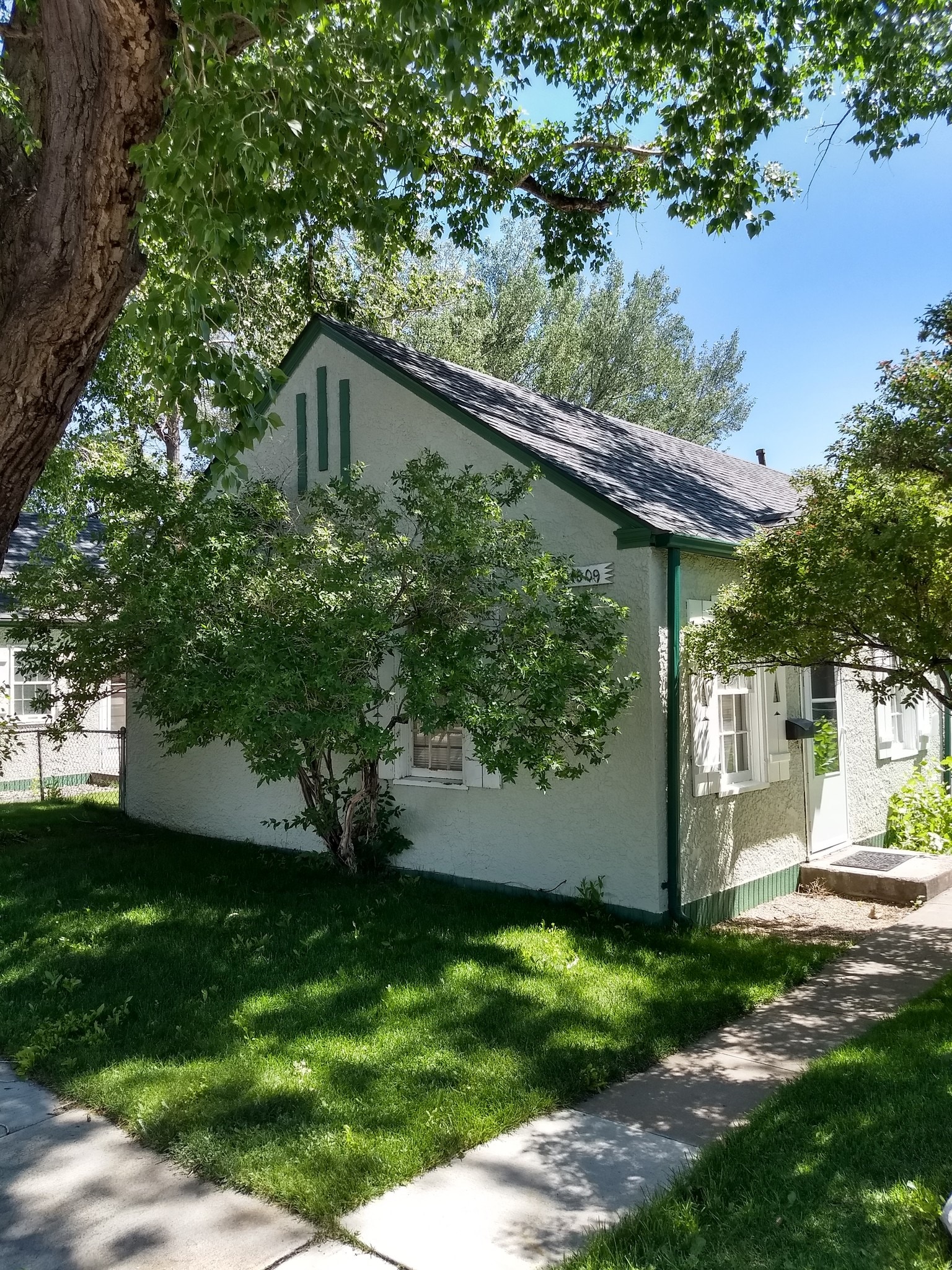 Cottonwood Apts - 1009 S 2nd St