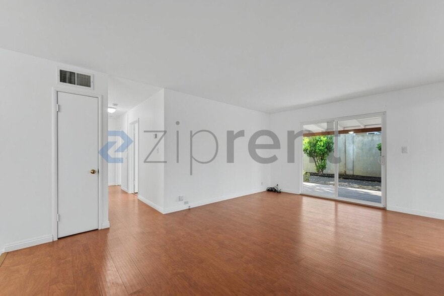 Building Photo - Unit