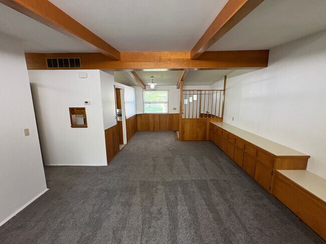 Building Photo - Charming Home, new carpet, laundry, backyard