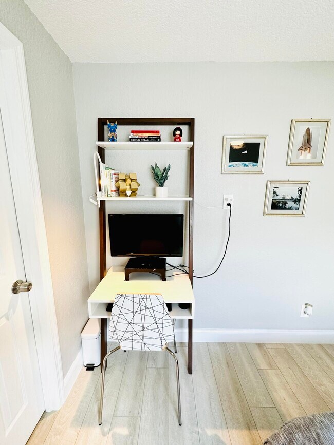 Building Photo - 5365 N Andrews Ave