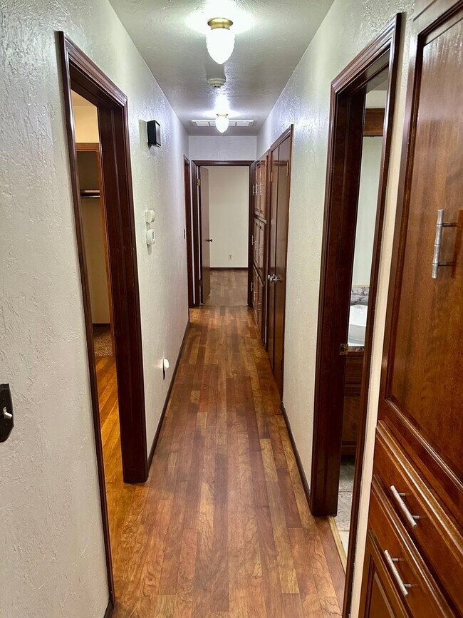 Building Photo - Immaculate major remodeled executive home ...