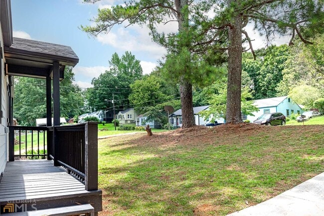 Building Photo - 2145 Castlewood St