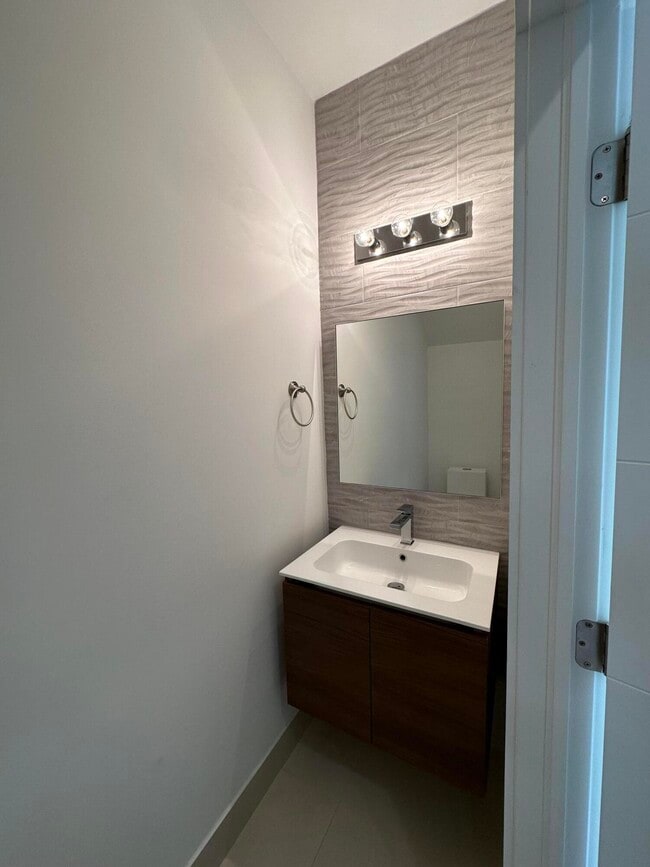 Building Photo - 815 NE 17th Ave