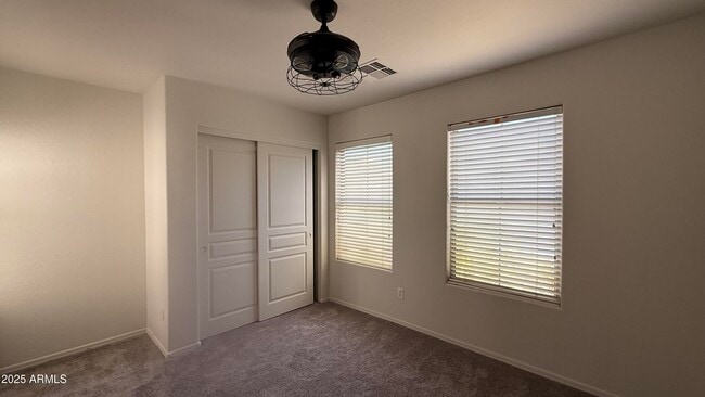 Building Photo - 734 E Iris Dr
