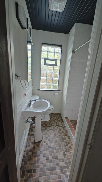 Bathroom - 706 W Kalamazoo Ave