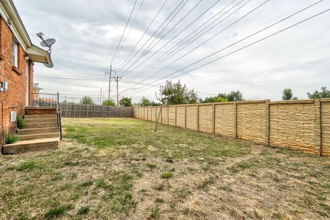 Building Photo - 2 Bed 1 Bath Duplex in MWC