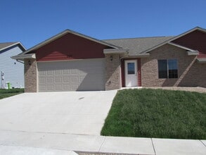 Building Photo - 2 BEDROOM | 2 BATH | DOUBLE GARAGE | SOUTH