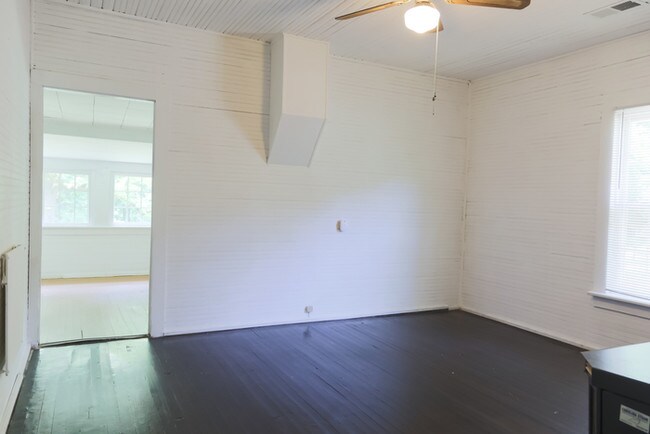 Building Photo - Charming Country home off the beaten path.