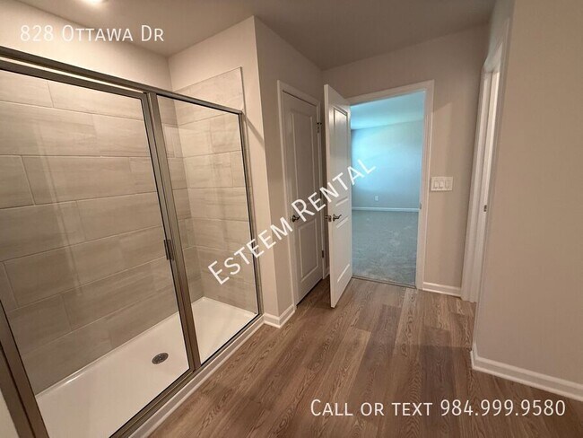 Building Photo - 828 Ottawa Dr