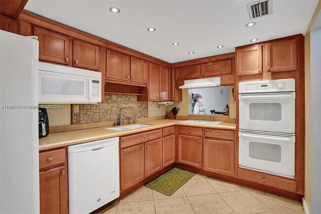Building Photo - 6483 Racquet Club Dr