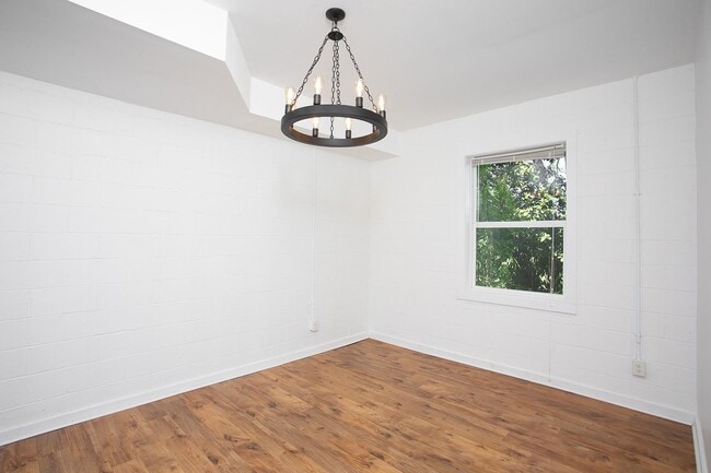 Building Photo - Beautiful and Spacious 5 Bedroom + 3 Bath Home w/ Office close to Downtown!