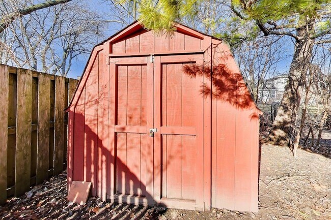 Building Photo - 2616 N Dryden Pl