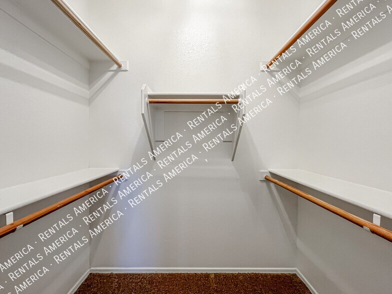 Building Photo - 9765 E Knowles Ave