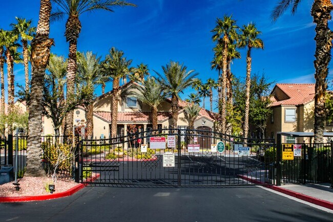 Building Photo - 3 Bedroom, 2 Full Bath Condo In Great Location