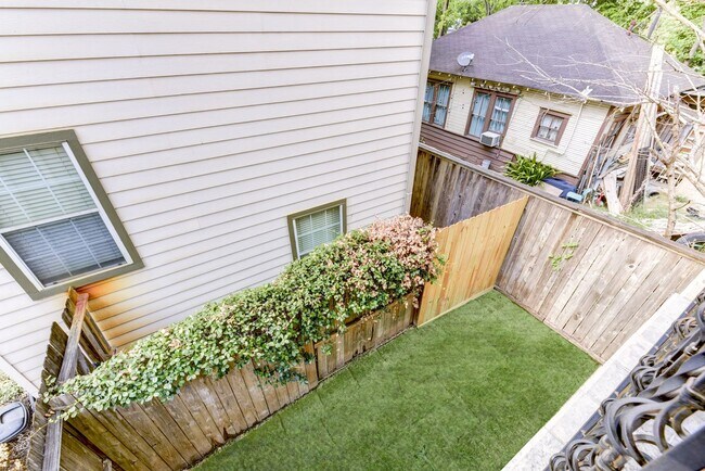 Building Photo - 3 Story home in private gated community!