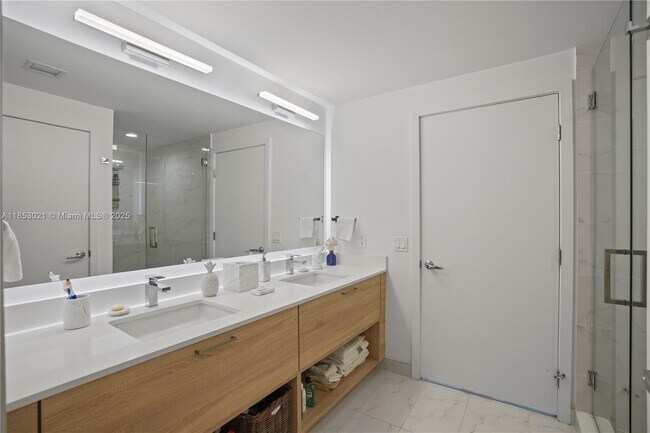 Building Photo - 16385 Biscayne Blvd