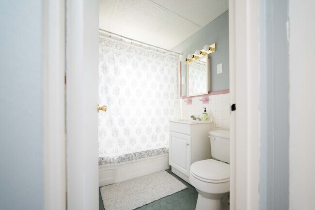 Interior Photo - Lincoln Terrace