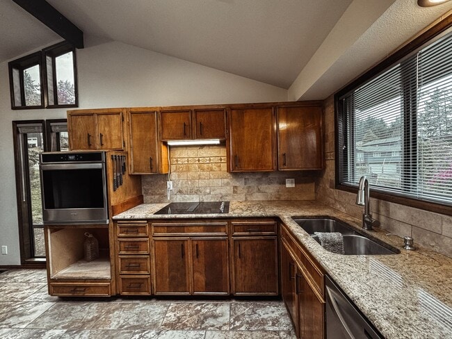Building Photo - Elaborate 4 Bedroom 3 Bathroom Retreat in ...