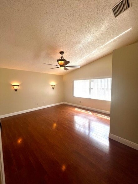 Building Photo - 10614 Crystal Cove Ln