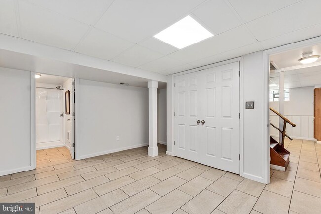 Building Photo - 6233 Woodcrest Ave