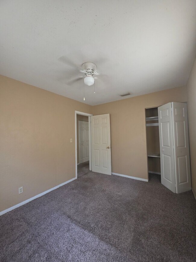 Building Photo - 3 bedroom 2 Bath Single Family Home