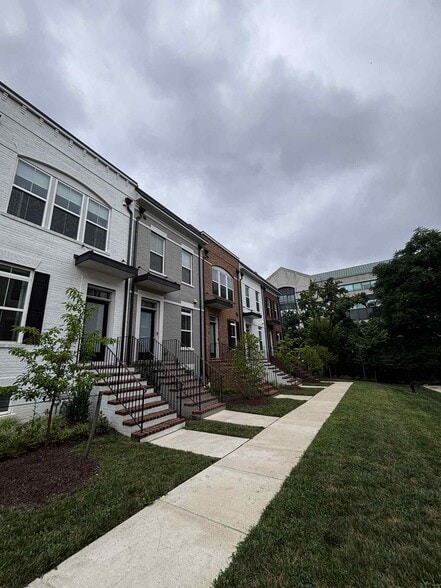 Primary Photo - 468 Altezza Dr NE