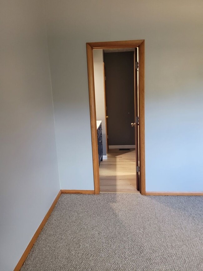 Building Photo - 4 bedroom Townhouse on Bloomington's South Side; Located in The Woodlands!