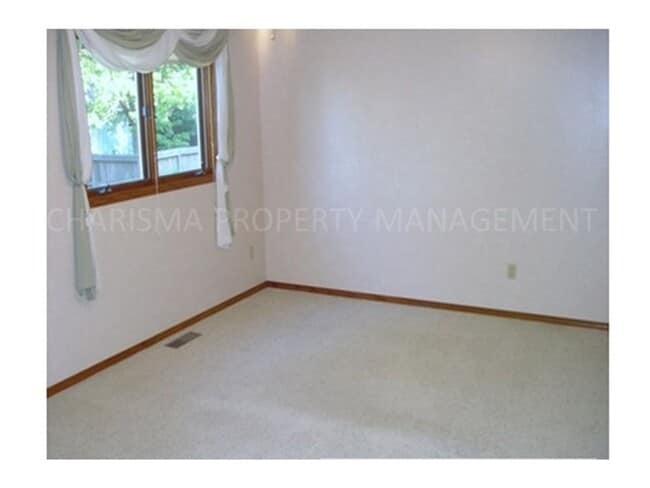 Building Photo - 4 BEDROOM, 2 BATH HOME IN EAST SIOUX FALLS! DOUBLE ATTACHED GARAGE! FENCED IN BACKYARD!