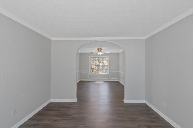 Building Photo - Spacious and inviting