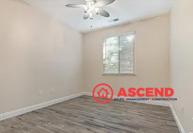 Building Photo - Stunning Home Home Off Jewetta Ave and Sno...