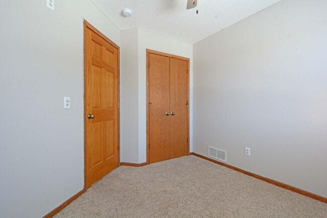 Building Photo - Spacious 5-Bed, 3 Bath Home in Delano - Available Now!