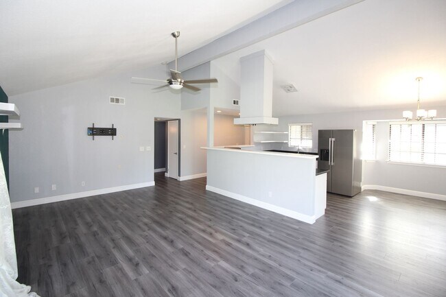 Building Photo - NE Fresno Home with Huge Yard and RV Parking