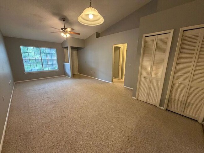 Building Photo - Convenient 2/2 Orlando Condo – Water & Garbage Included!
