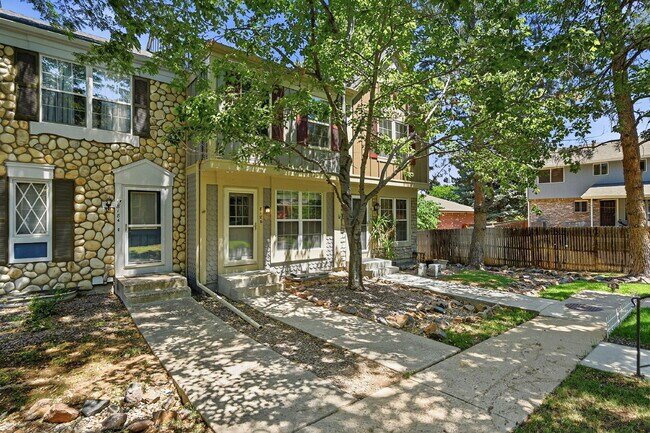 Building Photo - $2,470.95, 2 Bed, 2.5 bath Townhome in Centennial with in unit Laundry!