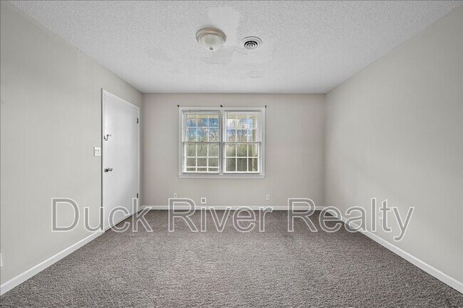 Building Photo - 525 Woods Dr