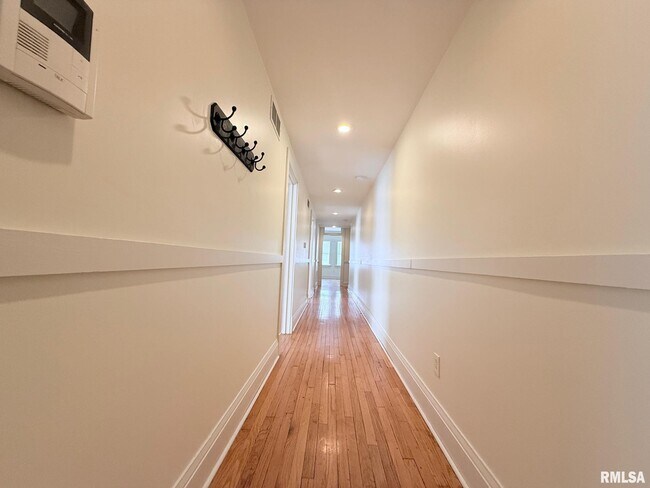 Building Photo - 421 13th St