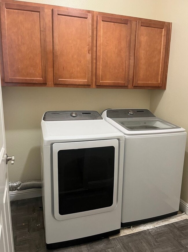 Building Photo - Spacious 2bed 2.5bath 3 story Condo with 1 car garage available in Westlake Parkway!