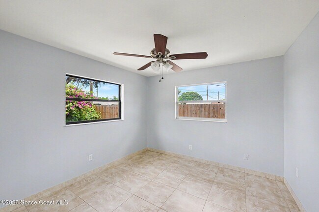 Building Photo - 2292 Lakeview Dr