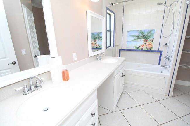 Building Photo - Spacious 3BR/3BA Holley by the Sea Home wi...